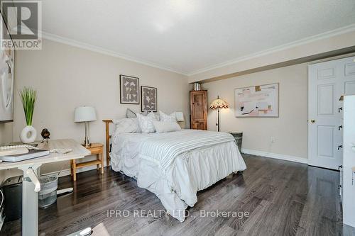 302 - 1071 Queens Avenue, Oakville (College Park), ON - Indoor Photo Showing Bedroom