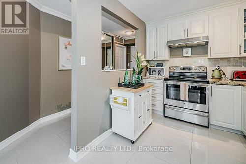 302 - 1071 Queens Avenue, Oakville, ON - Indoor Photo Showing Kitchen