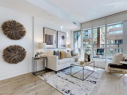 313-32 Davenport Rd, Toronto, ON - Indoor Photo Showing Living Room With Fireplace