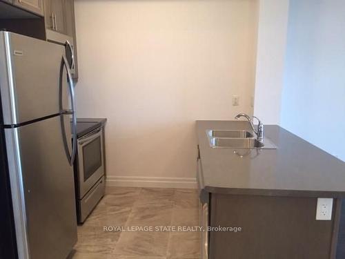 537-125 Shoreview Pl, Hamilton, ON - Indoor Photo Showing Kitchen With Double Sink