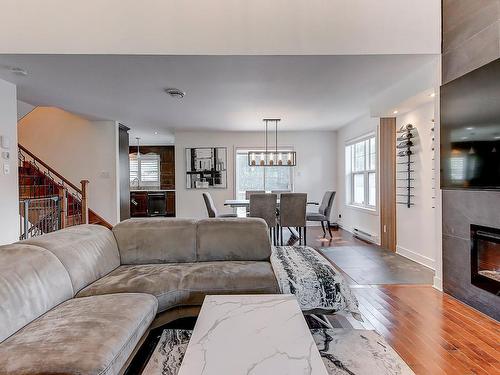 Salon - 113 Rue Marchesseault, Farnham, QC - Indoor Photo Showing Living Room With Fireplace