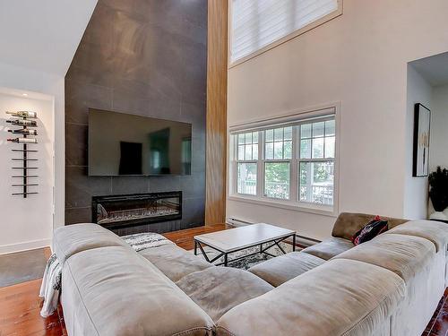 Salon - 113 Rue Marchesseault, Farnham, QC - Indoor Photo Showing Living Room With Fireplace