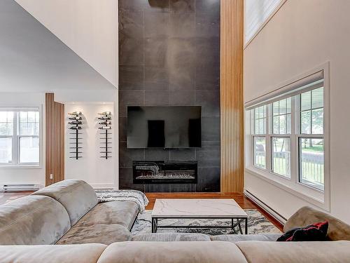 Salon - 113 Rue Marchesseault, Farnham, QC - Indoor Photo Showing Living Room With Fireplace