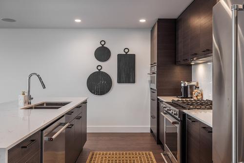 411-1181 Sunset Drive, Kelowna, BC - Indoor Photo Showing Kitchen With Double Sink With Upgraded Kitchen