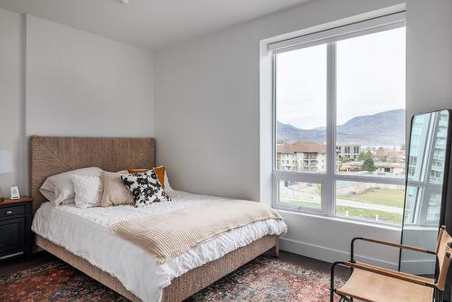 411-1181 Sunset Drive, Kelowna, BC - Indoor Photo Showing Bedroom