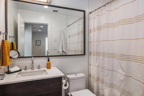 411-1181 Sunset Drive, Kelowna, BC - Indoor Photo Showing Bathroom