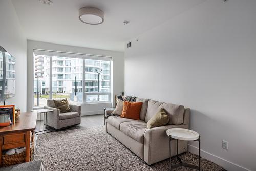 411-1181 Sunset Drive, Kelowna, BC - Indoor Photo Showing Living Room