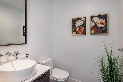 411-1181 Sunset Drive, Kelowna, BC - Indoor Photo Showing Bathroom