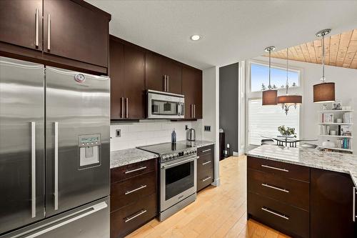 4488 Nottingham Road, Kelowna, BC - Indoor Photo Showing Kitchen With Upgraded Kitchen