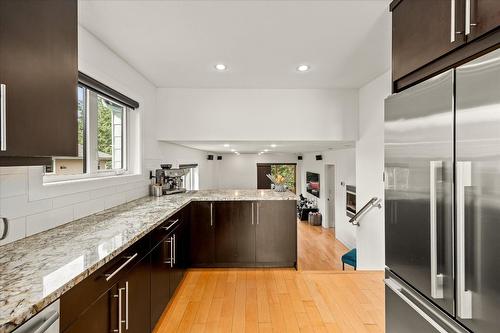 4488 Nottingham Road, Kelowna, BC - Indoor Photo Showing Kitchen With Upgraded Kitchen