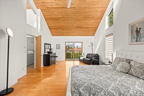 4488 Nottingham Road, Kelowna, BC - Indoor Photo Showing Bedroom