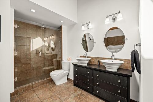 4488 Nottingham Road, Kelowna, BC - Indoor Photo Showing Bathroom