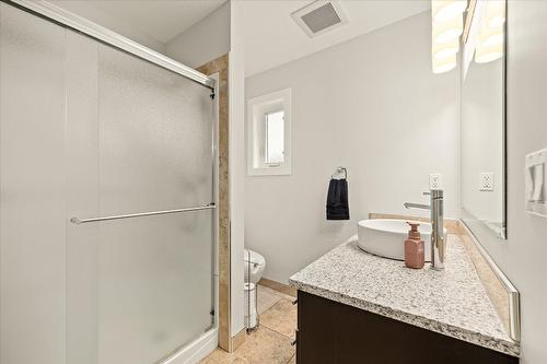 4488 Nottingham Road, Kelowna, BC - Indoor Photo Showing Bathroom