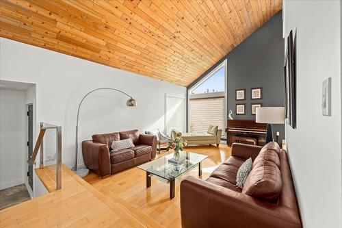 4488 Nottingham Road, Kelowna, BC - Indoor Photo Showing Living Room