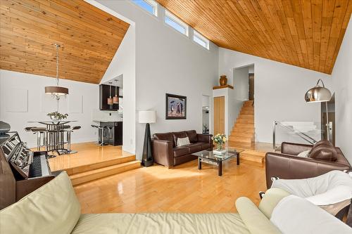 4488 Nottingham Road, Kelowna, BC - Indoor Photo Showing Living Room