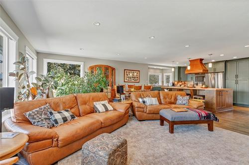 6524 Apollo Road, Vernon, BC - Indoor Photo Showing Living Room