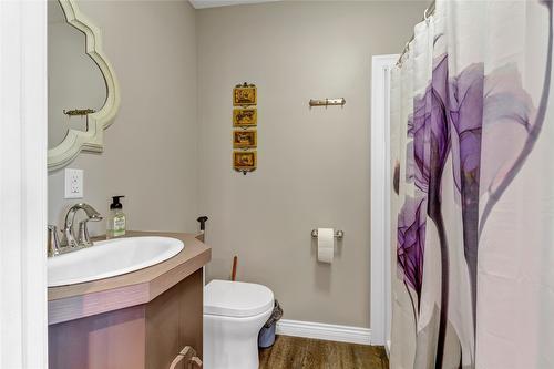 6524 Apollo Road, Vernon, BC - Indoor Photo Showing Bathroom