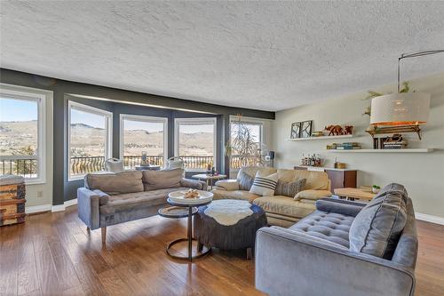 6524 Apollo Road, Vernon, BC - Indoor Photo Showing Living Room