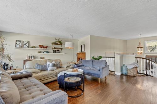 6524 Apollo Road, Vernon, BC - Indoor Photo Showing Living Room