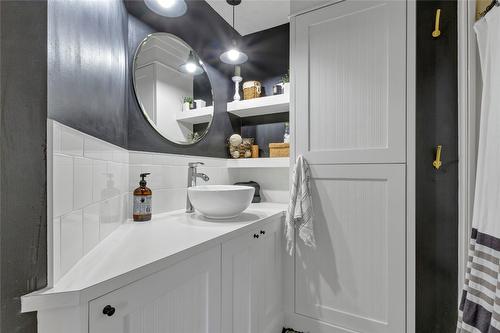 6524 Apollo Road, Vernon, BC - Indoor Photo Showing Bathroom