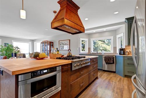 6524 Apollo Road, Vernon, BC - Indoor Photo Showing Kitchen