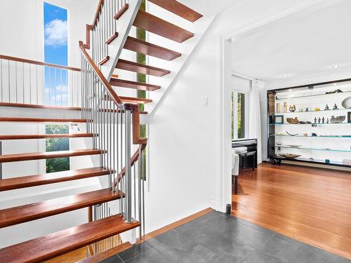 Staircase - 42A Av. Du Golf, Pointe-Claire, QC - Indoor Photo Showing Other Room