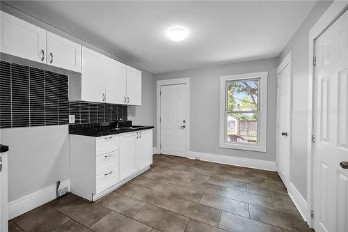 30 Poplar Avenue, Hamilton, ON - Indoor Photo Showing Kitchen