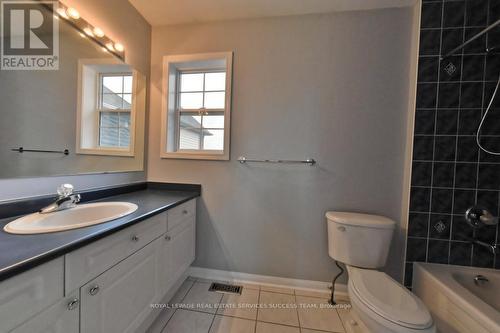 1652 Beaty Trail, Milton (Beaty), ON - Indoor Photo Showing Bathroom