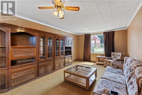 30 Abbott Street, Brockville, ON - Indoor Photo Showing Living Room