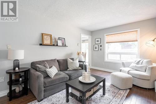 142 Livingstone Street W, Barrie, ON - Indoor Photo Showing Living Room