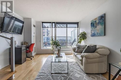 916 - 1040 The Queens Way, Toronto (Islington-City Centre West), ON - Indoor Photo Showing Living Room