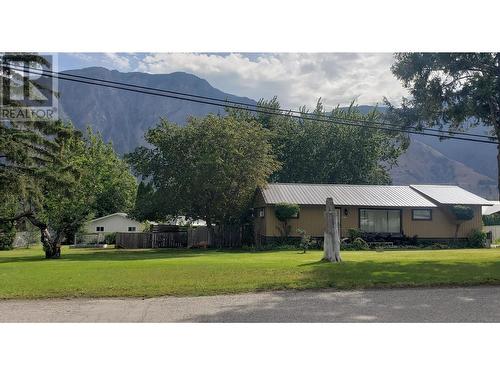 725 2Nd Ave Avenue, Keremeos, BC - Outdoor