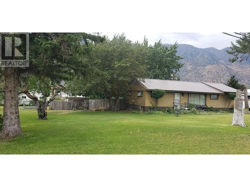 725 2Nd Ave Avenue, Keremeos, BC - Outdoor