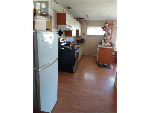 725 2Nd Ave Avenue, Keremeos, BC - Indoor Photo Showing Kitchen