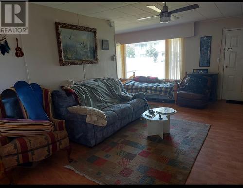 725 2Nd Ave Avenue, Keremeos, BC - Indoor Photo Showing Living Room