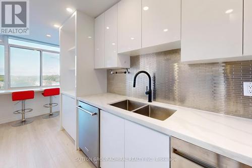 707 - 3000 Bathurst Street, Toronto (Englemount-Lawrence), ON - Indoor Photo Showing Kitchen With Double Sink With Upgraded Kitchen