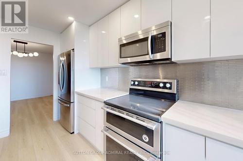 707 - 3000 Bathurst Street, Toronto (Englemount-Lawrence), ON - Indoor Photo Showing Kitchen