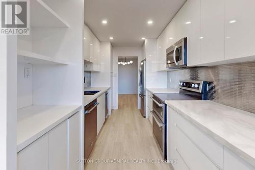 707 - 3000 Bathurst Street, Toronto (Englemount-Lawrence), ON - Indoor Photo Showing Kitchen With Upgraded Kitchen