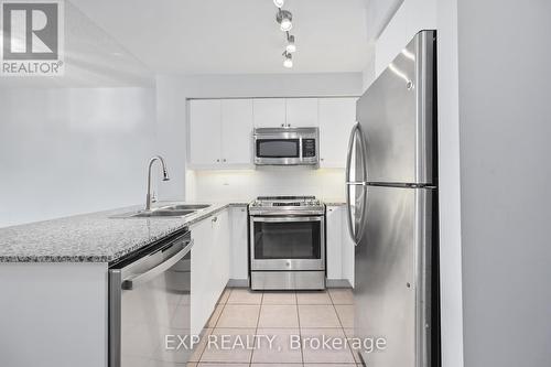 915 - 185 Oneida Crescent, Richmond Hill (Langstaff), ON - Indoor Photo Showing Kitchen With Stainless Steel Kitchen With Double Sink With Upgraded Kitchen