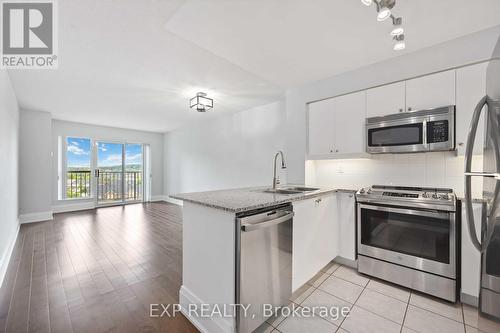 915 - 185 Oneida Crescent, Richmond Hill (Langstaff), ON - Indoor Photo Showing Kitchen With Stainless Steel Kitchen With Upgraded Kitchen