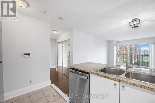 915 - 185 Oneida Crescent, Richmond Hill (Langstaff), ON - Indoor Photo Showing Kitchen With Double Sink