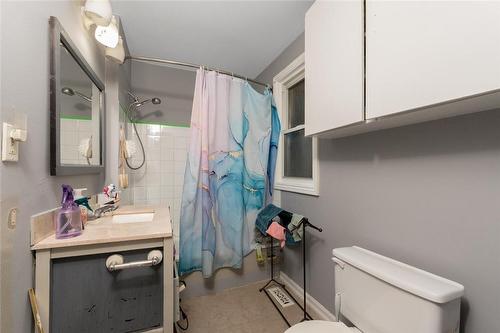 236 Grosvenor Avenue N, Hamilton, ON - Indoor Photo Showing Bathroom