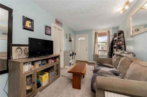 236 Grosvenor Avenue N, Hamilton, ON - Indoor Photo Showing Living Room