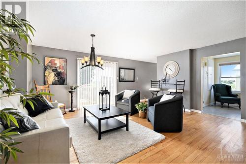 11161 Sandy Row Road, South Mountain, ON - Indoor Photo Showing Living Room