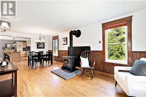 11161 Sandy Row Road, South Mountain, ON - Indoor Photo Showing Living Room