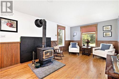 11161 Sandy Row Road, South Mountain, ON - Indoor Photo Showing Living Room