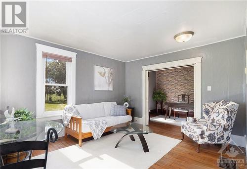 11161 Sandy Row Road, South Mountain, ON - Indoor Photo Showing Living Room