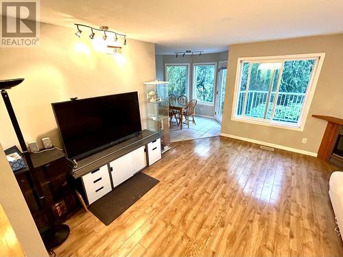 10580 Bonnie Drive, Lake Country, BC - Indoor Photo Showing Living Room