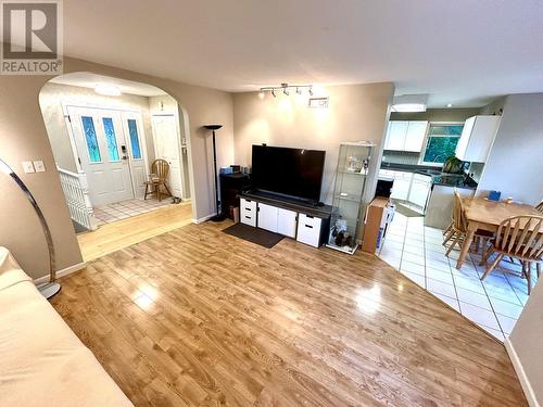 10580 Bonnie Drive, Lake Country, BC - Indoor Photo Showing Living Room