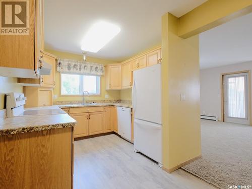 202 212 3Rd Avenue E, Rosetown, SK - Indoor Photo Showing Kitchen